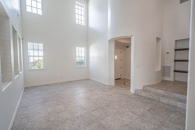 Building Photo - 4 Bedroom Home for Rent on the Lake at Bridgeport!