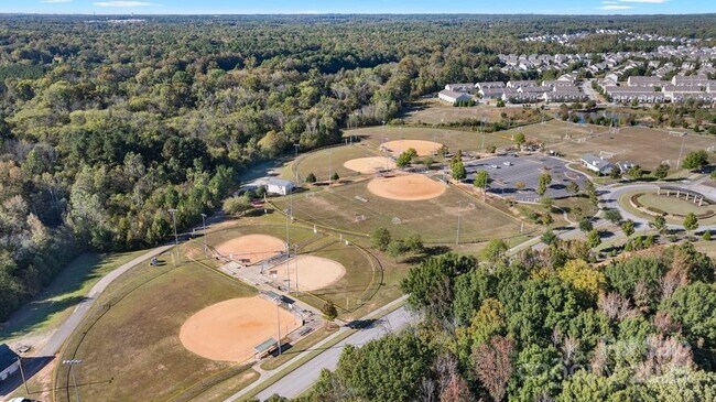 Building Photo - 2076 Waverly Ct