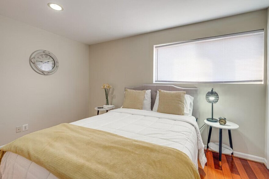 Building Photo - 450a Condon Terrace SE