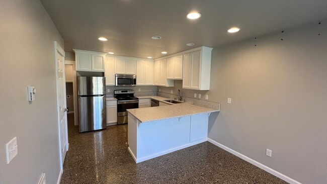 Building Photo - "Charming 3-Bedroom Duplex with 2 Full Bat...