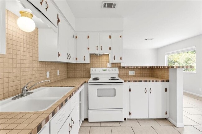 Building Photo - 3306 Westhill Dr