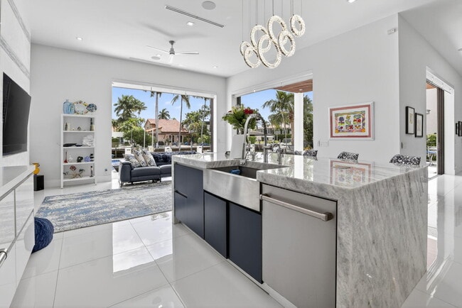 Building Photo - 334 Isle of Capri Dr