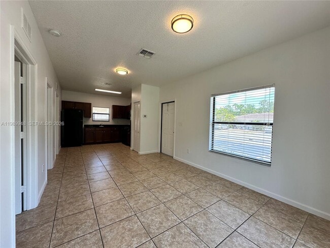 Building Photo - 1027 NE 10th Ave