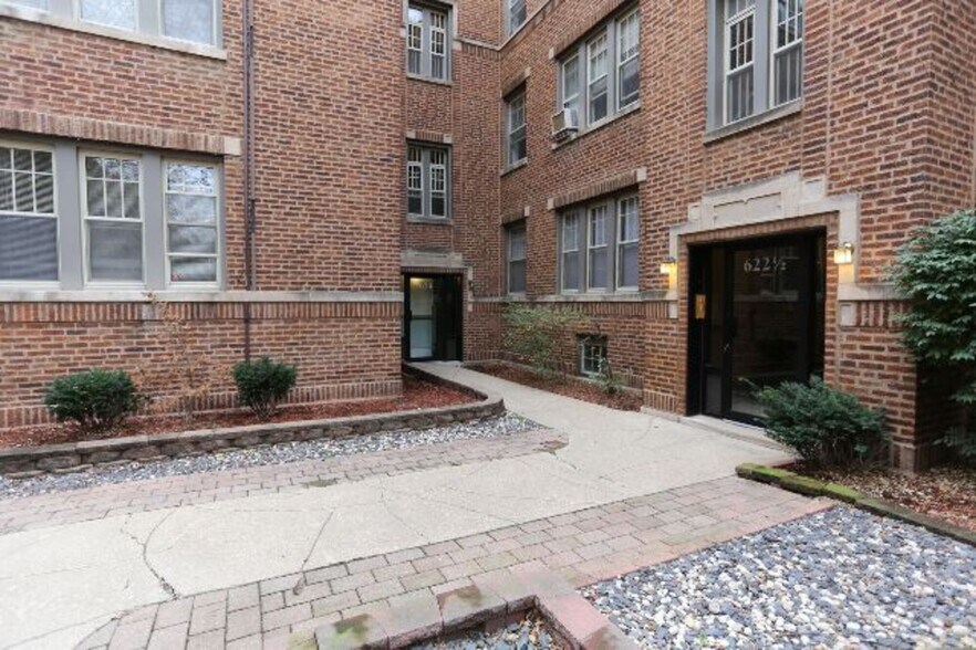 Building Photo - 644 W Barry Ave
