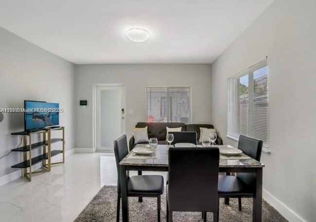 Building Photo - 1526 NE 110th St