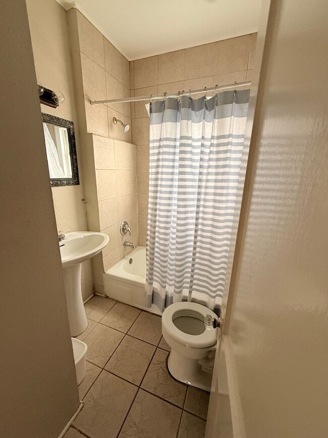 Building Photo - 323 W 6th Ave