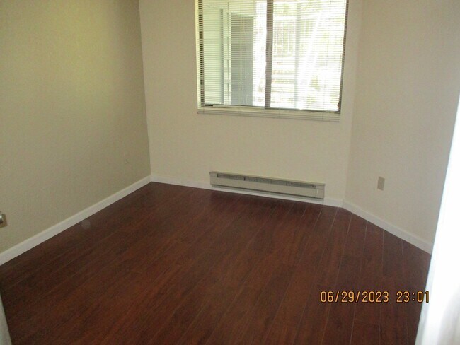 Building Photo - 2700 S White Mountain Rd