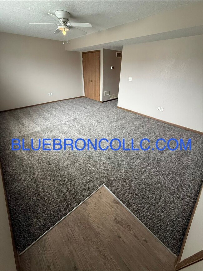 Building Photo - Newly remodeled 3 bedroom townhome for a great price!