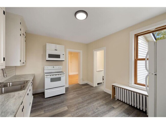 Building Photo - 438 3rd Ave E