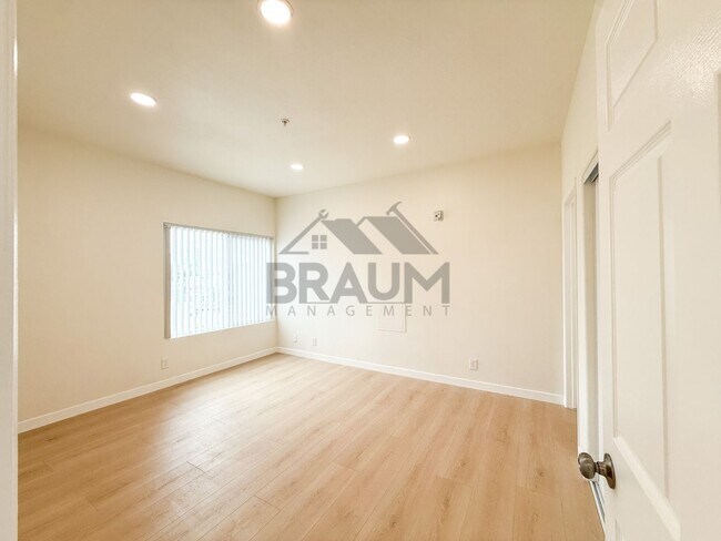 Building Photo - 11035 Moorpark St