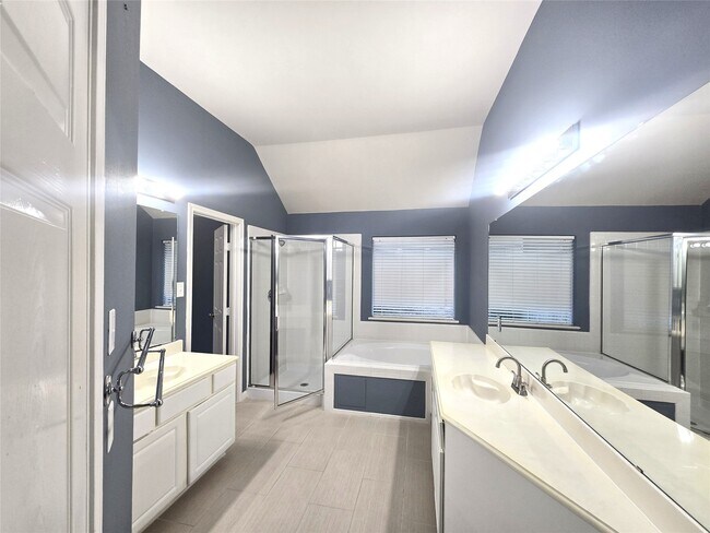 Building Photo - 15523 Clear Valley Dr