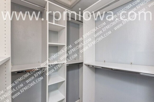 Building Photo - 5016 NE Innsbruck Dr