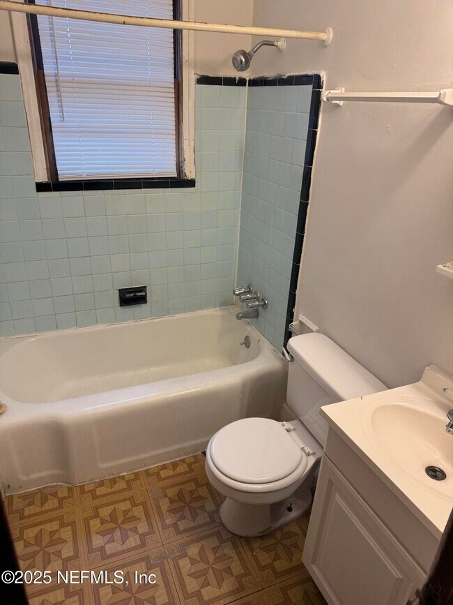 Building Photo - 947 Glencarin St