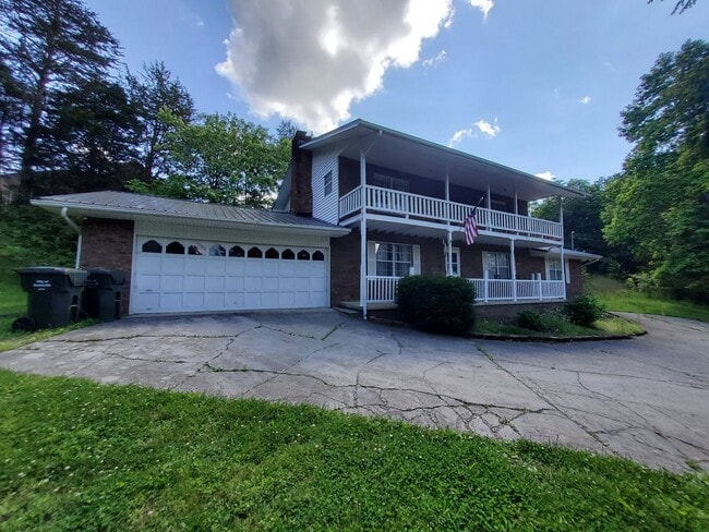 Building Photo - Sevierville 37862 - Showings begin July 11, 2026 - Fully Furnished! Long term or 3 Month Lease Co...