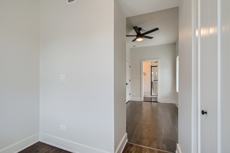 Building Photo - 1452 W Irving Park Rd