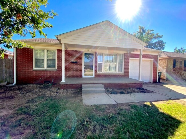 Primary Photo - 3 bed 2 bath 1 car garage in The Village!