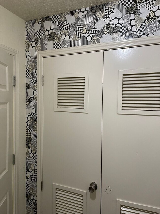 Building Photo - Spacious Duplex