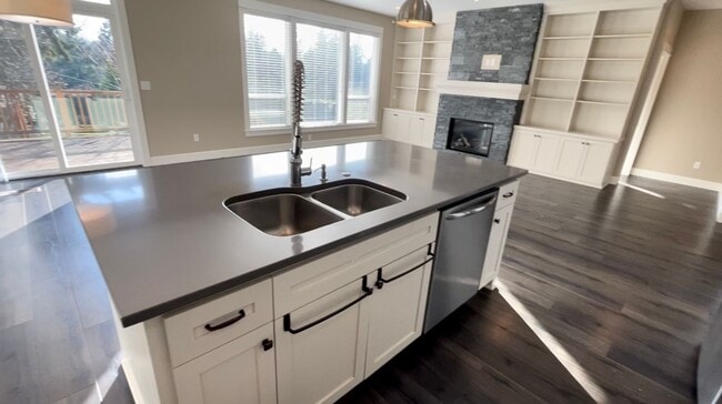 Building Photo - Beautiful Single Story Home!! 3 bed/2 bath with Open Floor Plan and Large Yard!!