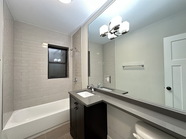 Building Photo - 721 W Brompton Ave