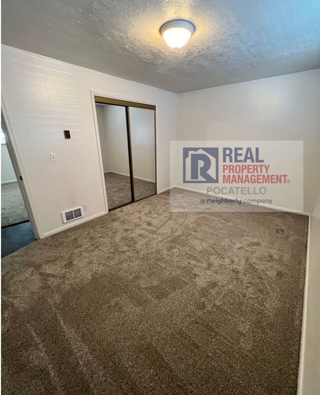 Building Photo - 2 bedroom 1 bath duplex - Single car garage