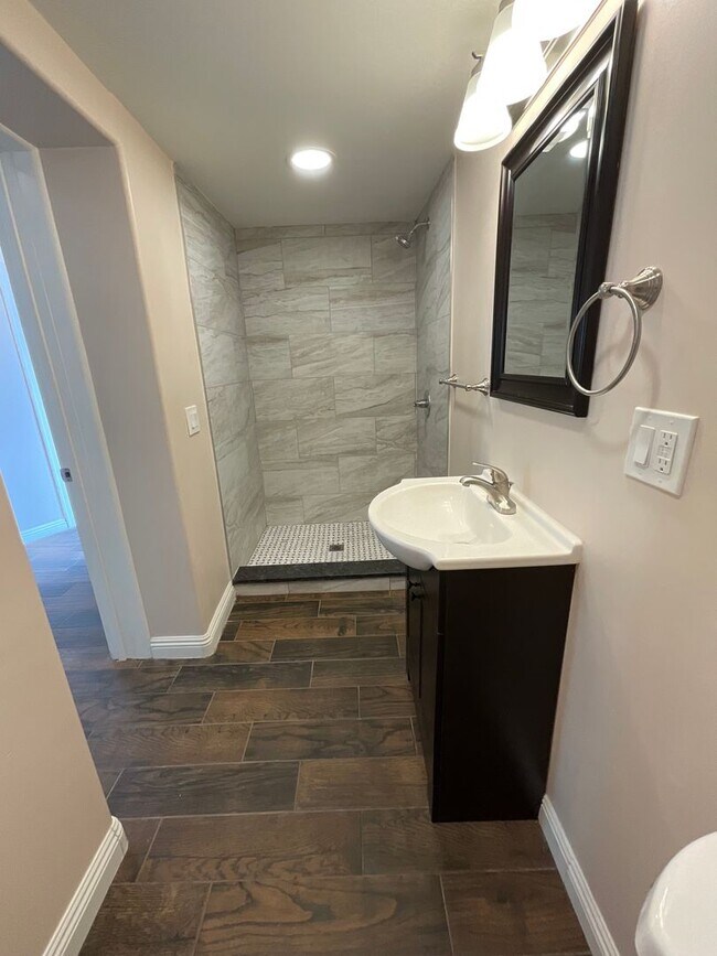 Building Photo - Central Tucson, close to University of Ari...