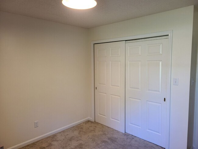 Building Photo - Ring in 2026 with THIS Great Rental!