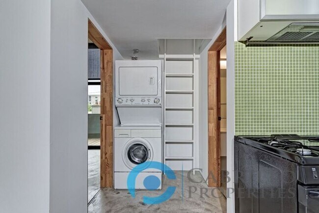 Building Photo - 3771 Centre St