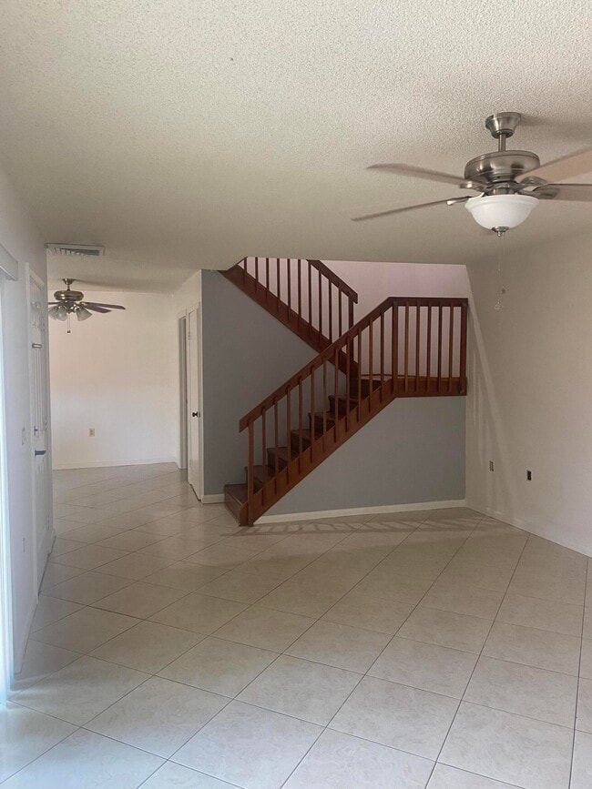 Building Photo - 222 Live Oak Ln