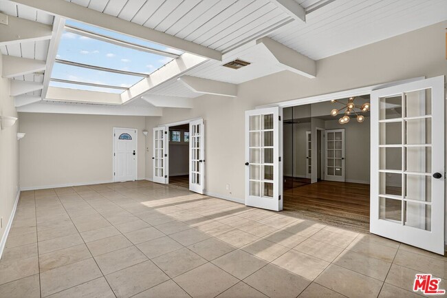 Building Photo - 2042 Linda Flora Dr