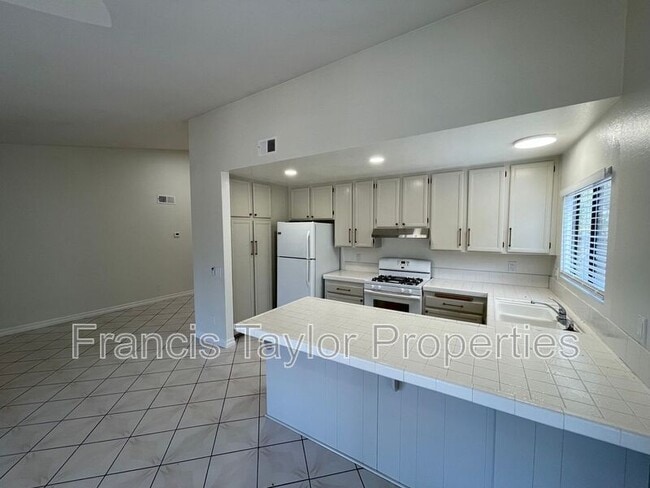 Building Photo - 1937 Maverick Glen