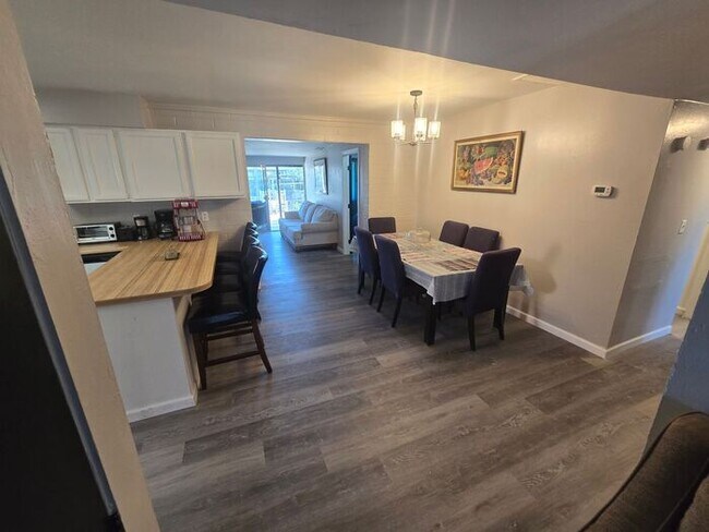 Building Photo - Rooms for Rent – Furnished, Lockable, & Private Backyard! 6 Spots Open.