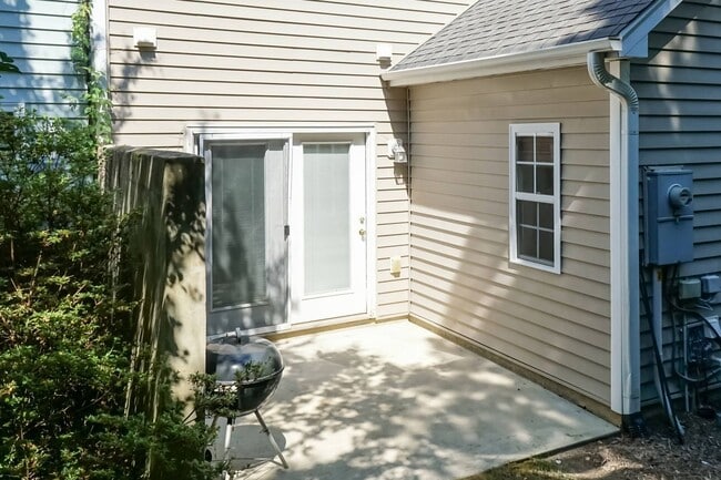 Building Photo - Three Bedroom Home!