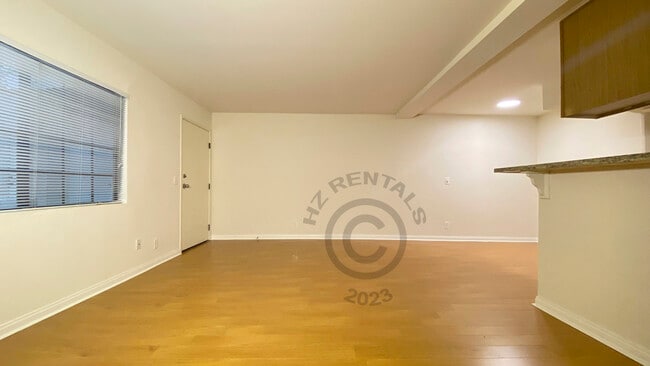 Building Photo - 4651 Cahuenga Blvd