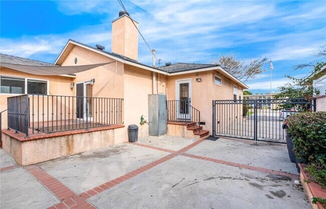 Building Photo - 4759 Hackett Ave