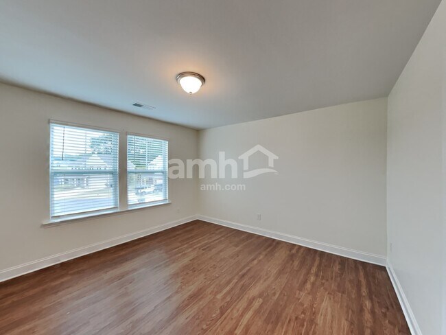 Building Photo - 136 Hamilton Park Dr