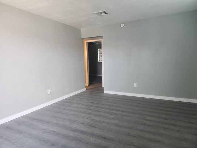 Building Photo - NEWLY RENOVATED 2BD/1BA – CALL TODAY NORTH...