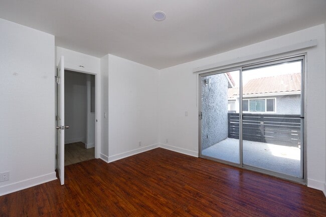 Building Photo - 2 Bedroom + 1.5 Bathroom Condo | Fashion Park Oxnard | Unfurnished