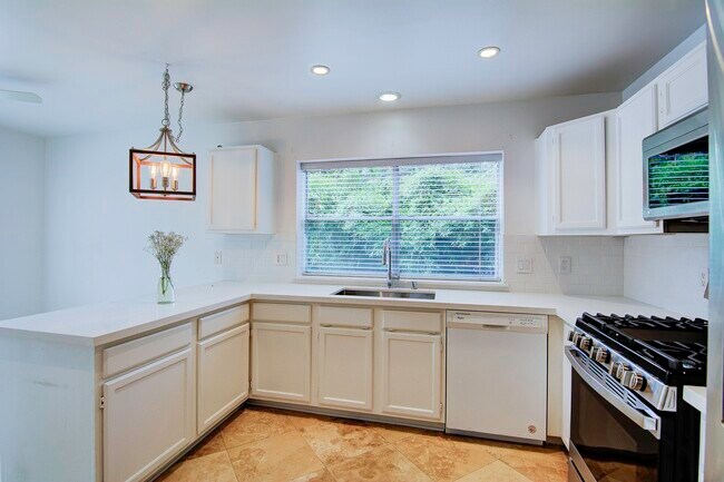 Building Photo - 10 E Indian Sage Cir