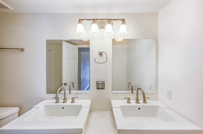 Building Photo - 2120 Wilcrest Dr