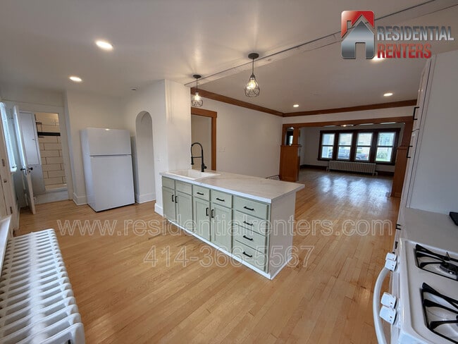 Primary Photo - 2033 S 82nd St