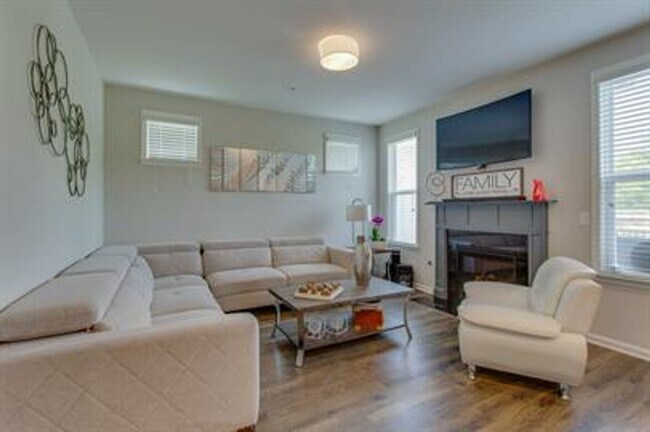 Building Photo - Beautiful Townhouse in Murfreesboro!
