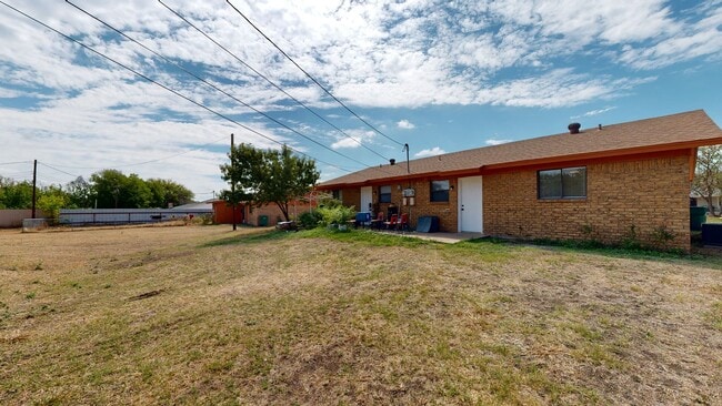 Building Photo - PRICE IMPROVEMENT $995 + 2 WEEKS FREE RENT!