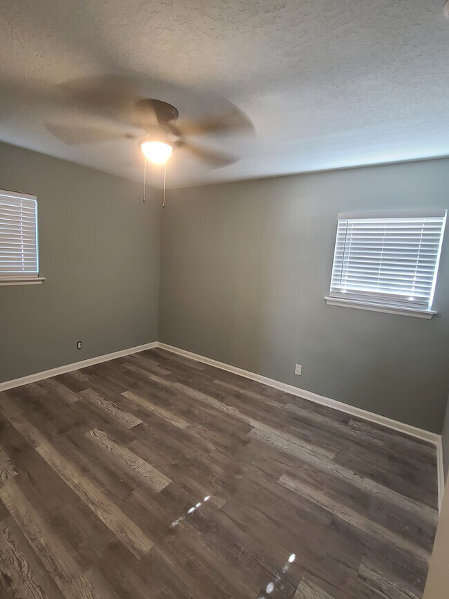 larger - 5224 Roanoke Blvd