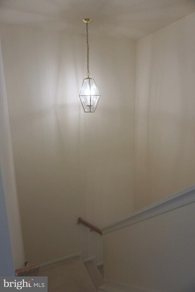 Building Photo - Beautiful Townhouse in Washingtonian Center