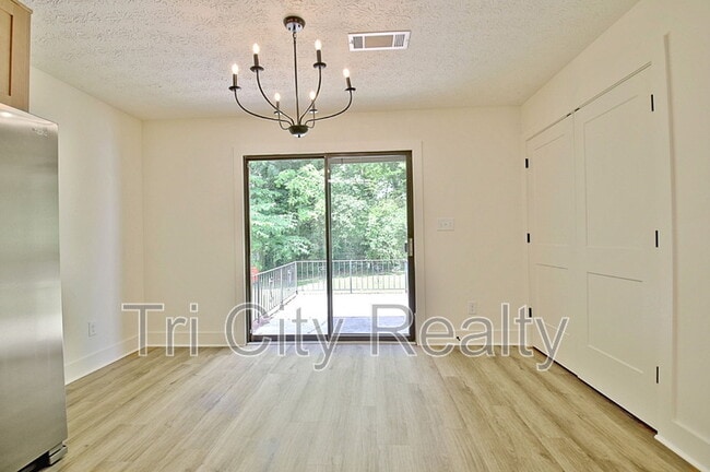 Building Photo - 105 Rose Ct