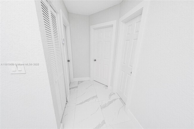 Building Photo - 1011 SW 25th Ave