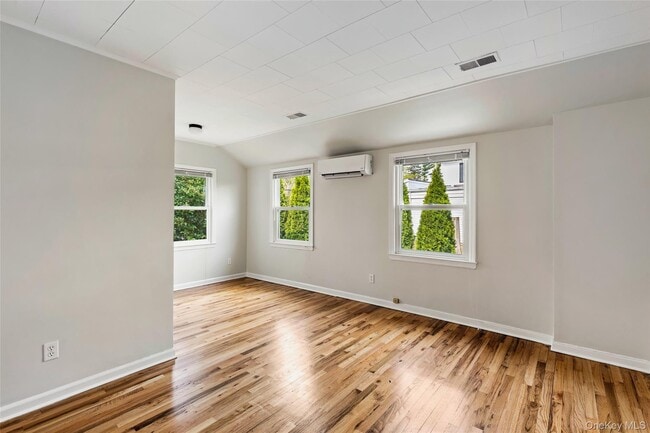 Building Photo - 373 Great River Rd