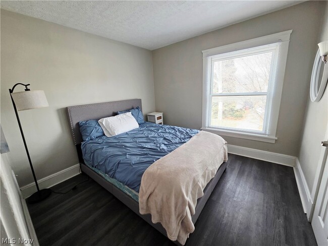 Building Photo - 10415 Bernard Ave