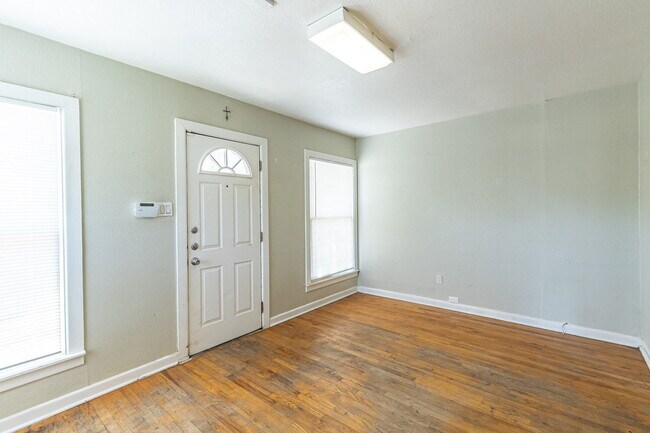 Building Photo - Large 2 story Home