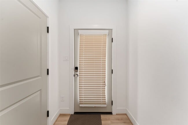 Building Photo - 2341 Eagle St